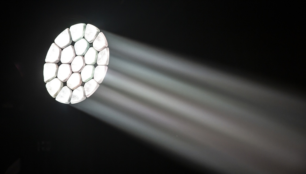 BRITEQ - BTX-CIRRUS II - Extremely powerful moving wash equipped with 19x Osram 30W RGBW LEDs.